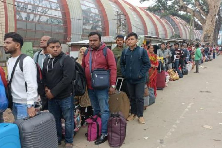 ‘বাংলাদেশিদের ঘর দেব না’, ওপারে হিন্দু খুনে কঠোর পদক্ষেপ মালদহের হোটেল মালিকদের