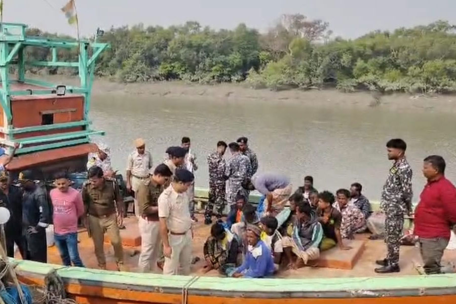 ফের ভারতের সীমায় অনুপ্রবেশ, সুন্দরবনে পাকড়াও ১৫ জন বাংলাদেশি মৎস্যজীবী!