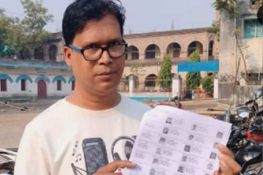 গোটা বুথে নেই গোলযোগ, নিজের দাদার পাশেই মহিলার ছবি! সমস্যায় বাঁকুড়ার বিএলও