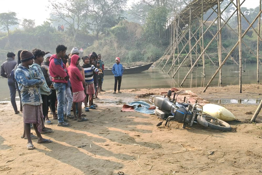৫ বছরের অসুস্থ ছেলের জন্য ওষুধ আনতে গিয়েছিলেন, সাঁকো থেকে ৩৫ ফুট নিচে পড়ে মৃত্যু বাবার