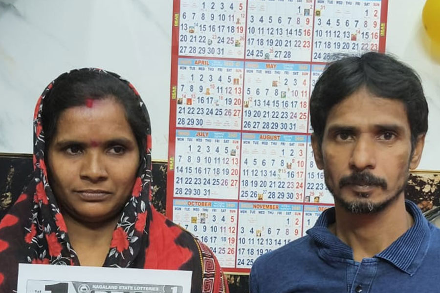 ৩৫ টাকার লটারির টিকিট বদলে দিল জীবন, বর্ধমানের চা বিক্রেতা জলি এবার কোটিপতি