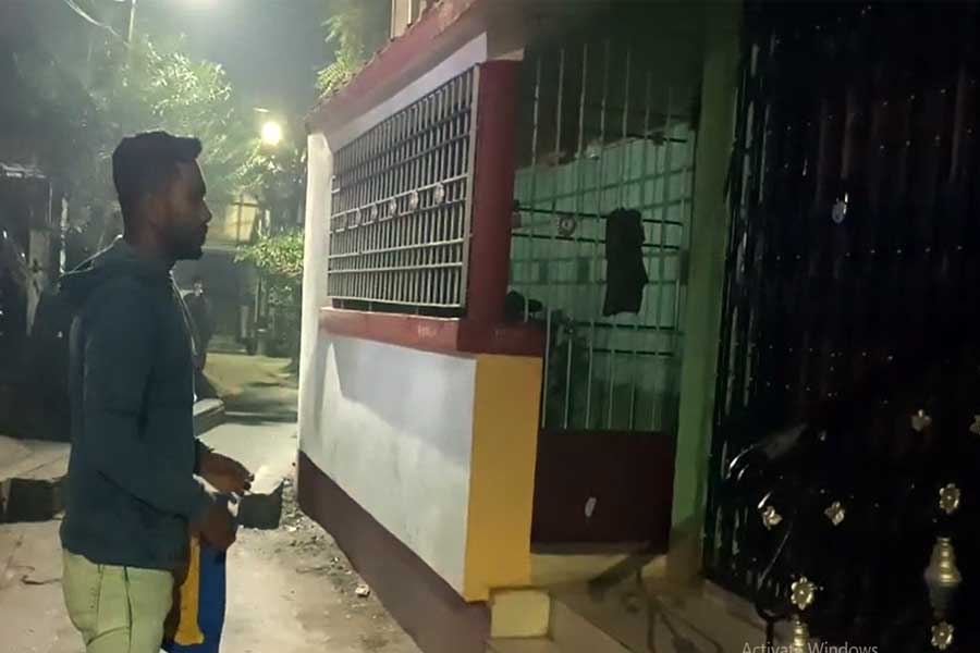 রাতের অন্ধকারে বিএলও’র বাড়িতে দুষ্কৃতী ‘তাণ্ডব’, দরজায় লাথি! তীব্র উত্তেজনা খড়দহে