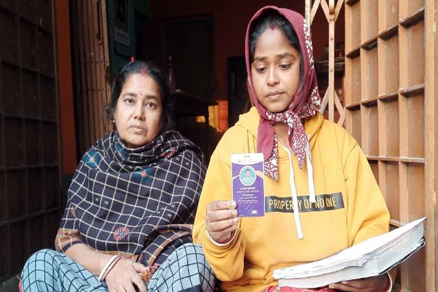 মঙ্গলবার কাজ আছে বলে বেরিয়েছিলেন বাড়ি থেকে, শুনানি শুরুর আগেই ‘নিখোঁজ’ বিএলও