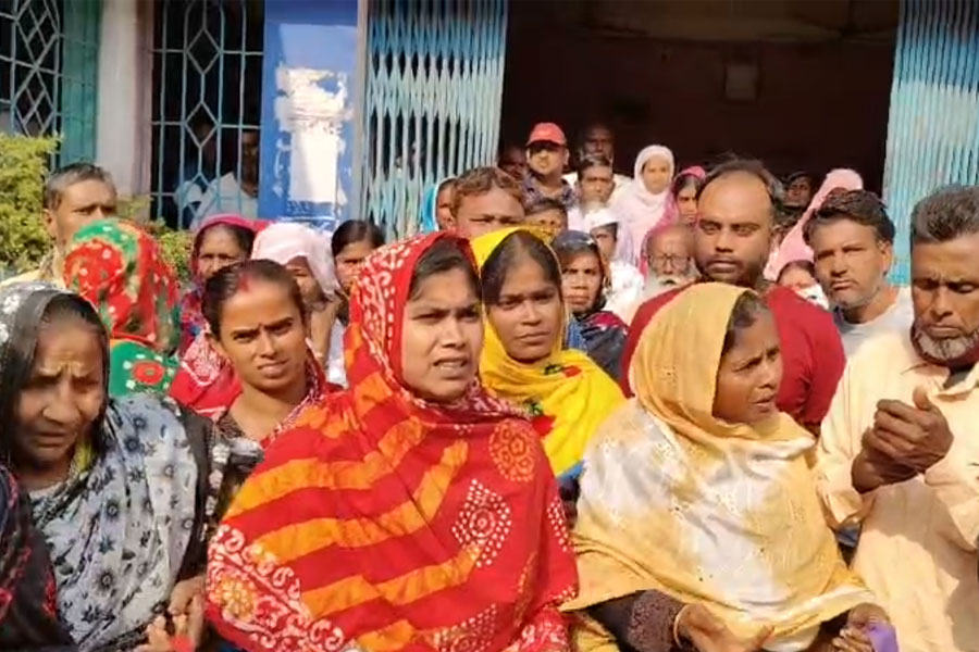 আবাসের চূড়ান্ত তালিকায় নাম বাদ কেন? বিডিও অফিসের সামনে বিক্ষোভ, চাঞ্চল্য বনগাঁয়