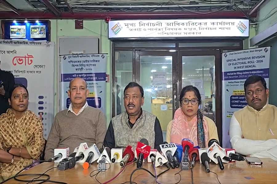 SIR হিয়ারিং: BLA-রা কেন থাকতে পারবেন না? কমিশনে প্রশ্ন তৃণমূলের, দাবি ভারচুয়াল শুনানিরও