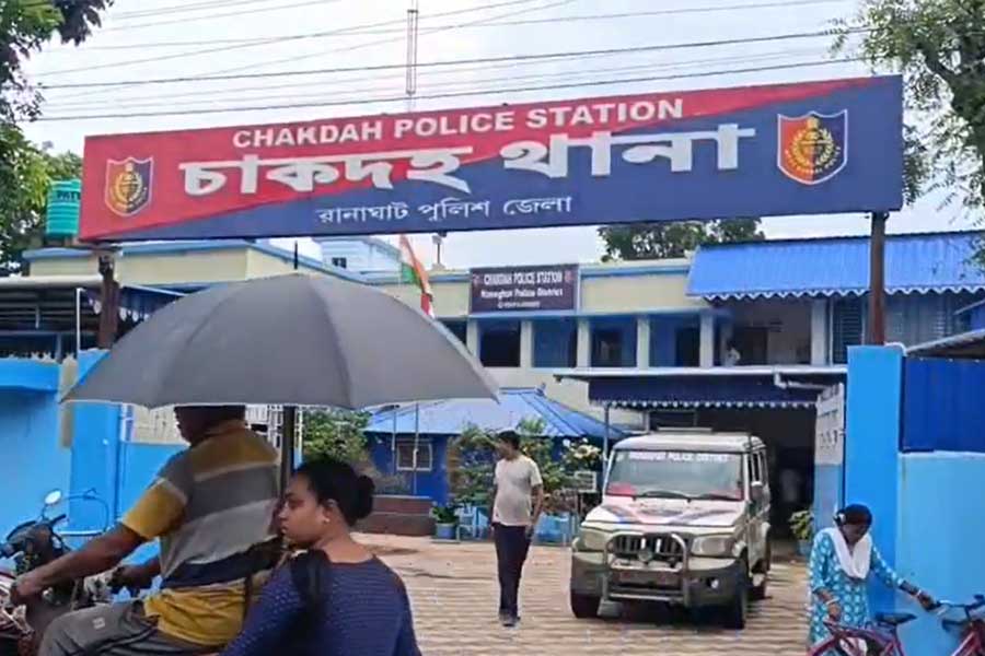 পথের পাশে পড়ে রয়েছে মহিলার নলিকাটা দেহ! তীব্র চাঞ্চল্য চাকদহে