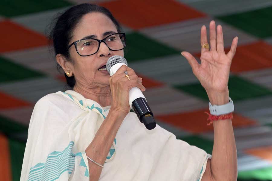 ‘যুদ্ধ বাঁধলে একসঙ্গে কাজ করতে হয়’, SIR-আবহে কোচবিহারে দলীয় ঐক্যের বার্তা মমতার