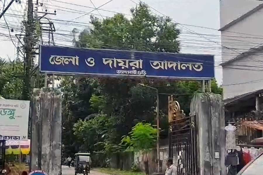 ভয় দেখিয়ে নাবালিকাকে ধর্ষণ, অভিযুক্তকে ২৫ বছর কারাদণ্ডের নির্দেশ জলপাইগুড়ি আদালতের