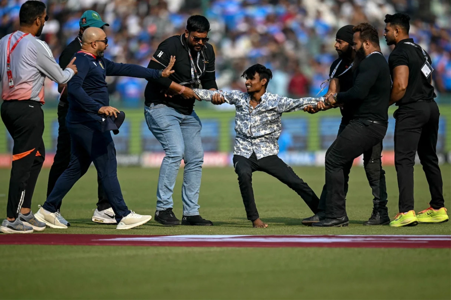বিরাটই ঈশ্বর! রাঁচির পর রায়পুরেও কোহলির আশীর্বাদ নিতে মাঠে ঢুকলেন ভক্ত