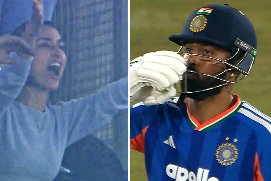 চার-ছক্কায় পাণ্ডিয়া তাণ্ডব! বিধ্বংসী হাফসেঞ্চুরির নজিরের পর প্রেমিকাকে উড়ন্ত চুমু হার্দিকের