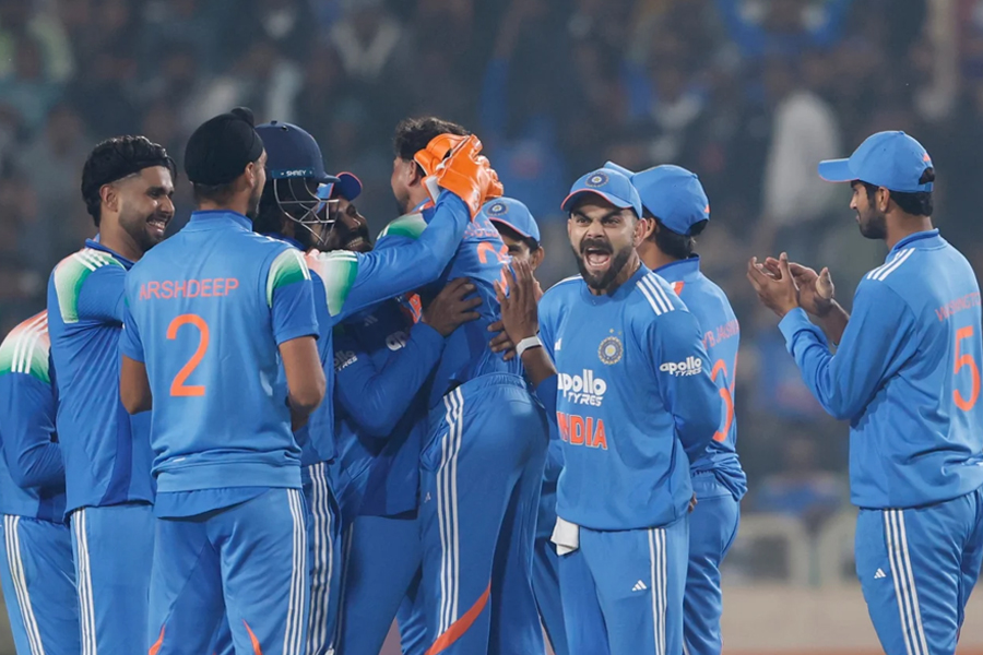 সিরিজ জয়ের হাতছানির মধ্যেই মেন ইন ব্লু’তে শাস্তির খাঁড়া! ICC-র কোপে গম্ভীরের ‘প্রিয়’ শিষ্য