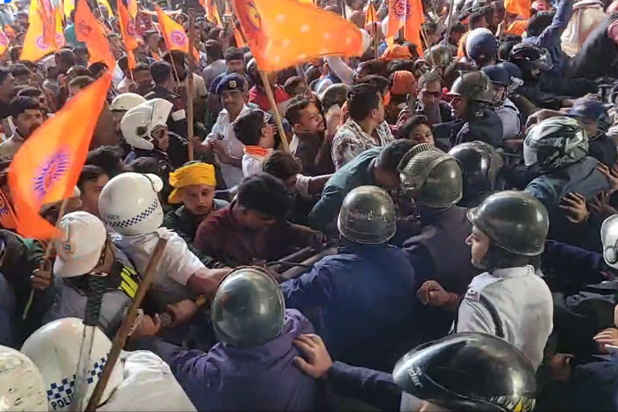 বাংলাদেশে হিন্দু হত্যার প্রতিবাদে কলকাতায় ডেপুটি হাই কমিশন ঘেরাও, পুলিশের লাঠিচার্জে ধুন্ধুমার!