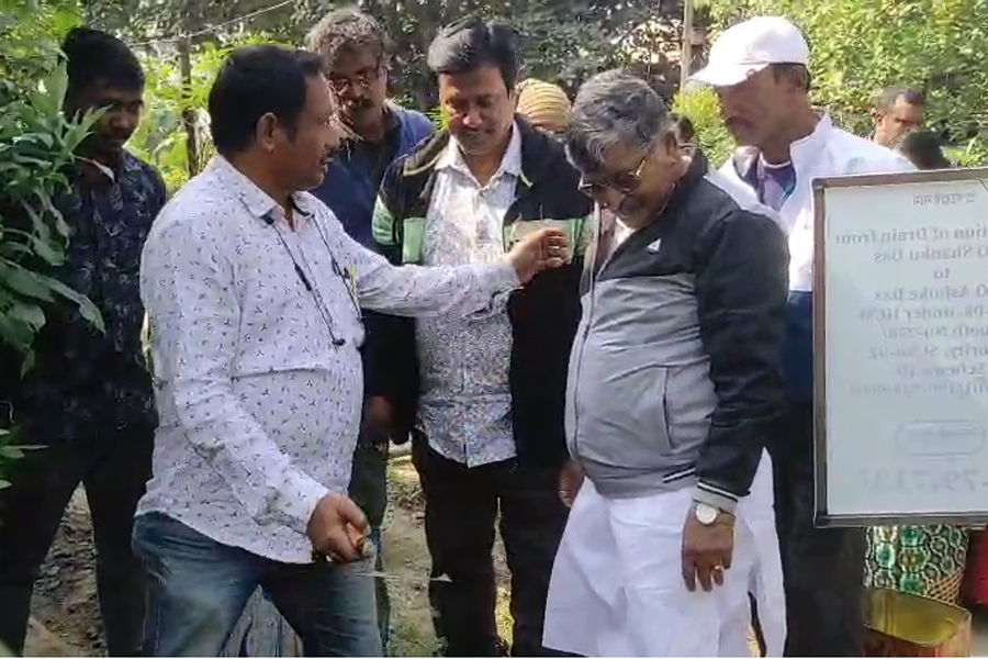 পাড়ায় সমাধানে মিটমাট দুই নেতার, চুঁচুড়ায় বিধায়কের পা ছুঁয়ে প্রণাম কাউন্সিলরের