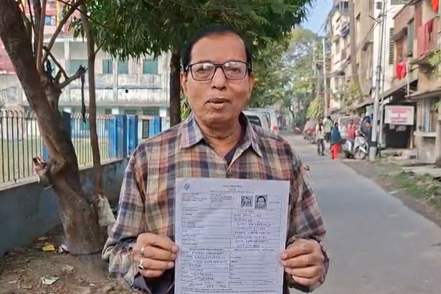 SIR-এর খসড়া ভোটার তালিকায় জীবিত হলেন মৃত! রাগে শববাহী গাড়িতে উঠলেন বৃদ্ধ