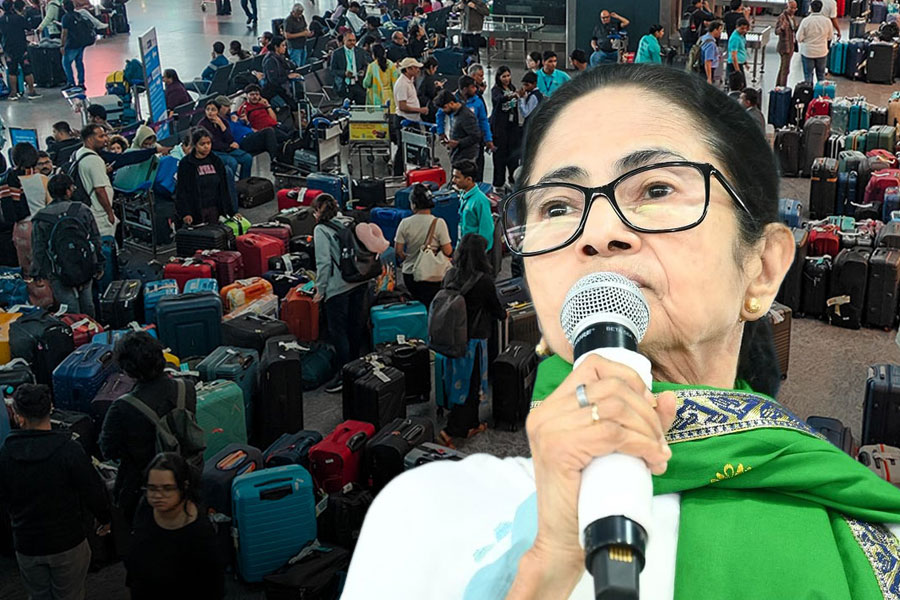 ‘পরিকল্পনাহীনতায় বিপদ, যাত্রীরা আদালতে যাক’, ইন্ডিগো-বিভ্রাটে কেন্দ্রকে দুষলেন মমতা
