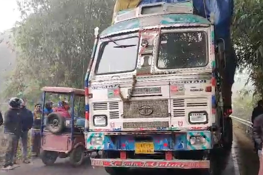 ৭০ কিমি দূরে বাইক করে পুলিশের চাকরির পরীক্ষা দিতে যাওয়াই কাল! তরুণীকে পিষে দিল ১০ চাকার ট্রাক