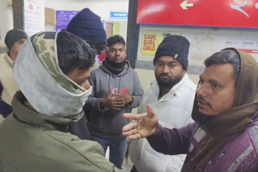কেবল ট্রলারে ধাক্কাই নয়, বাংলাদেশি নৌসেনা বল্লমও ছোড়ে! বিস্ফোরক অভিযোগ প্রাণে বেঁচে ফেরা মৎস্যজীবীর