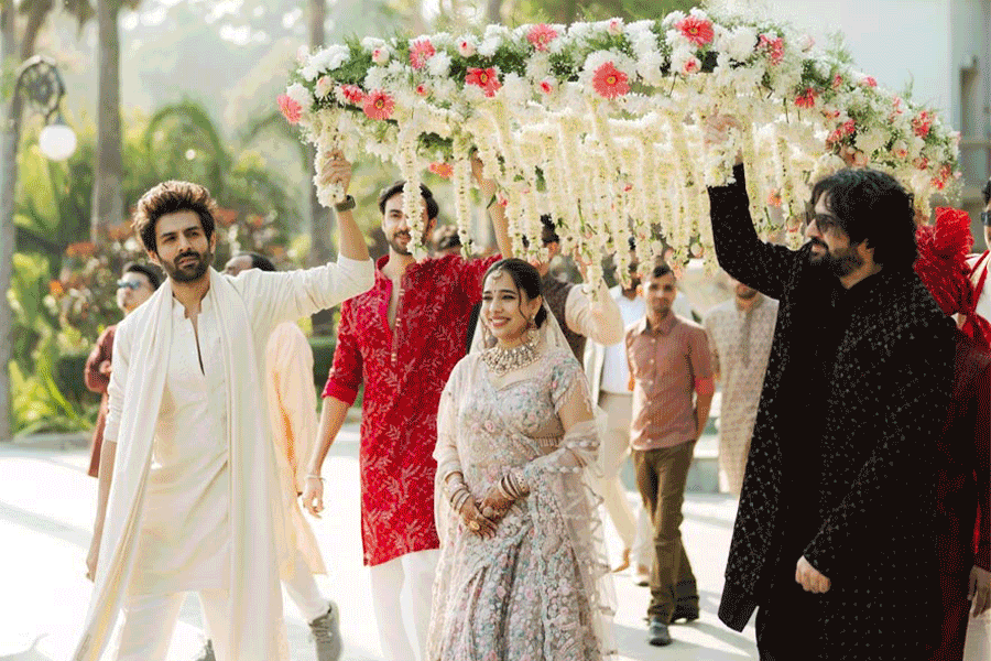 নেচেগেয়ে বোনের বিয়ের আসর মাতালেন কার্তিক, তবুও জামাইয়ের সামনে কান মলা খেতে হল ‘রুহ বাবা’কে!