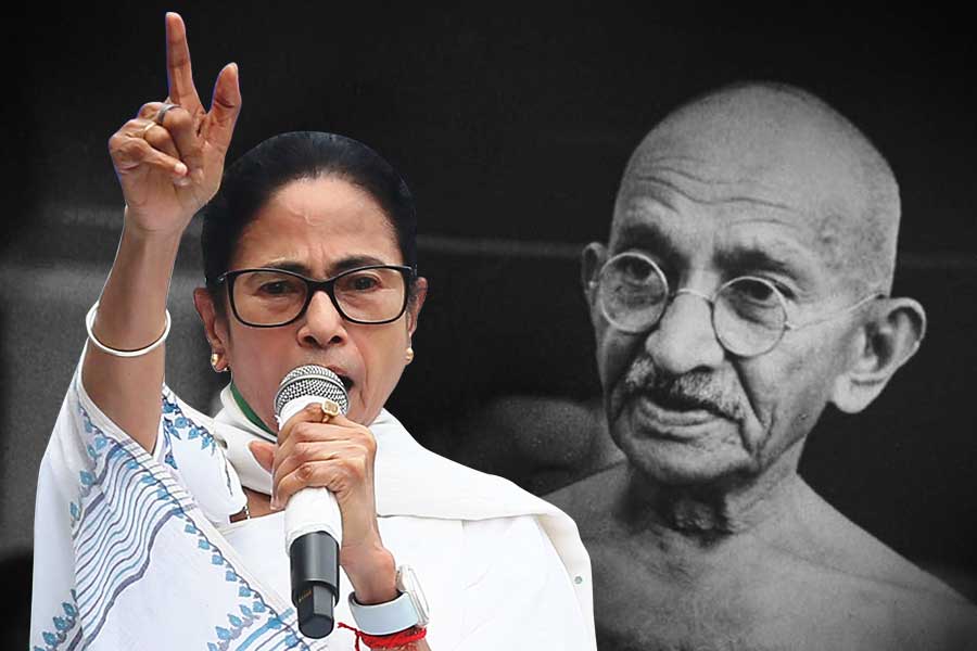 ‘গান্ধীজির নাম বাদ দিয়ে রাম নাম? দেশটাকে রাম নাম সত্য হে করে দিচ্ছে’, বিজেপিকে নিশানা মমতার