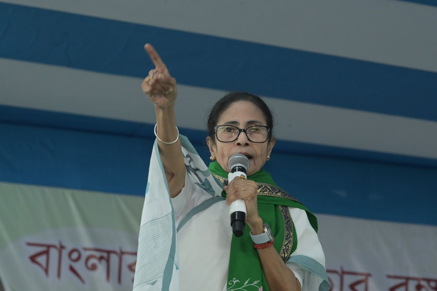 ‘ভাঙন রোধে কেন্দ্র কিছু করেনি, রাজ্য ২০০ কোটি টাকা দি‍য়েছে’, মালদহের সভায় তোপ মমতার
