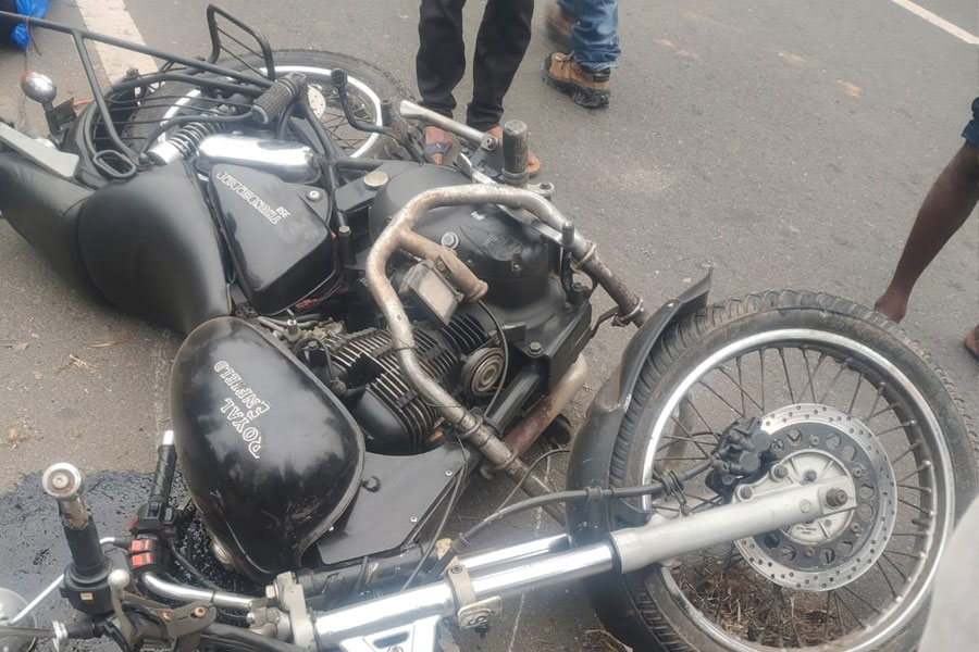 রাখে হরি মারে কে, বাইক দুর্ঘটনায় মৃত বাবা, আশঙ্কাজনক মা-ও, আঁচড়ও লাগল না শিশুর