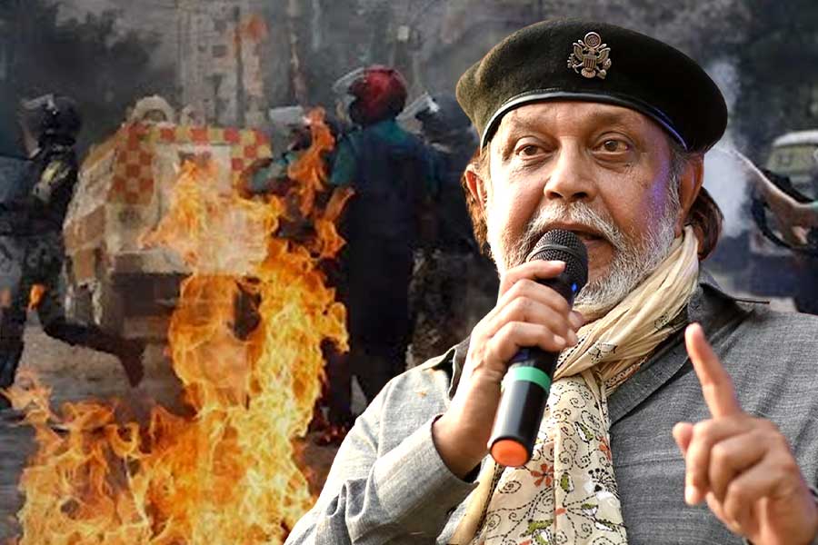 ‘হিন্দু নিধনে নামলে শিংয়ের গুঁতো’, বাংলাদেশের কথা মনে করিয়ে হুঁশিয়ারি ‘মহাগুরু’র