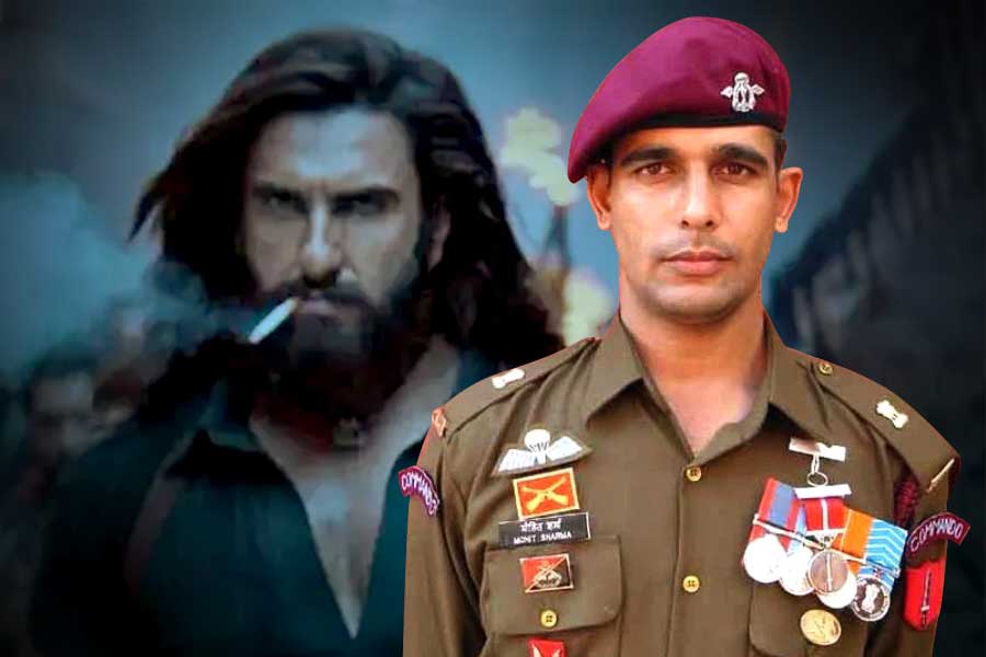 ছদ্মবেশে ডেরায় ঢুকে বন্ধুত্ব পাতিয়ে দুই হিজবুল জঙ্গিকে খতম! চর্চায় ‘ধুরন্ধর’ সেই মেজর মোহিত শর্মা