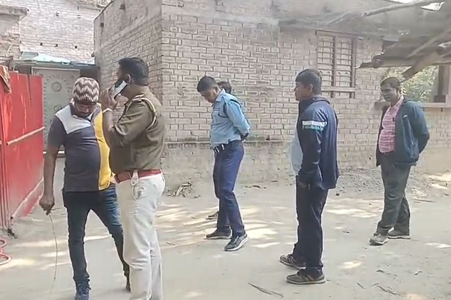 বাড়িতে মজুত বোমা ফেটে বিস্ফোরণ মুর্শিদাবাদে! উড়ল যুবকের হাতের একাধিক আঙুল