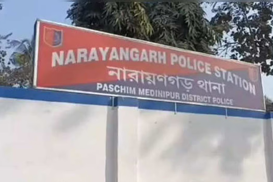 পিস্তল দেখিয়ে হোটেল মালিককে হুমকি! তোলাবাজির চেষ্টায় খড়গপুরে গ্রেপ্তার বিজেপি কর্মী