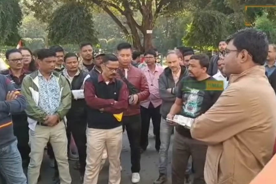 ডিএ মিলছে না! ঘেরাও রেজিস্টার, উত্তরবঙ্গ বিশ্ববিদ্যালয়ের প্রশাসনিক ভবনে তালা ঝুলিয়ে বিক্ষোভ