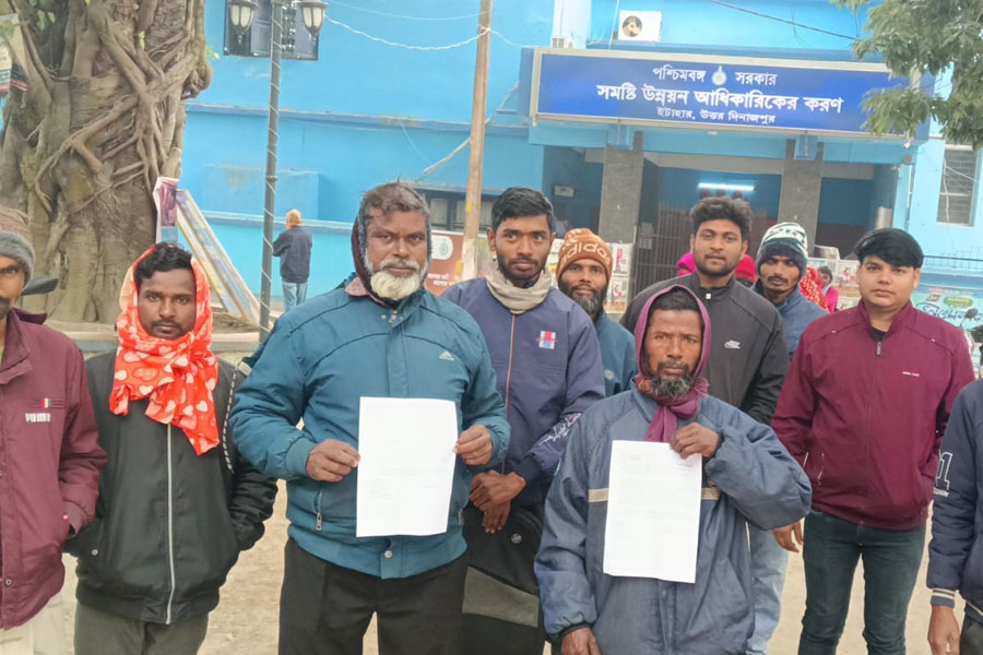 রাস্তা দখলের প্রতিবাদ, ইটাহারের ১৩টি পরিবারকে ‘বয়কট’ মোড়লদের, অসহায় আবদুলরা