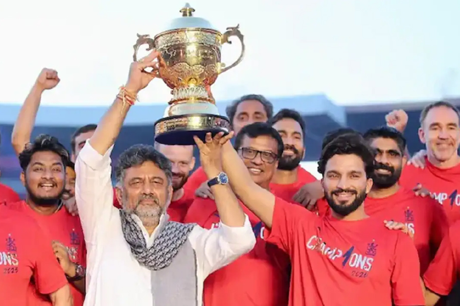 ‘বিরাটরা খেলবেন চিন্নাস্বামীতেই’, সরকারি নির্দেশের ‘উলটো সুর’ কর্নাটকের উপমুখ্যমন্ত্রীর!