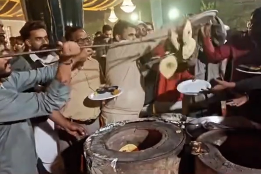 রুটি নিতে হামলে পড়ল অতিথিরা! বিয়েবাড়িতে চূড়ান্ত বিশৃঙ্খলার ভিডিও ভাইরাল সমাজমাধ্যমে