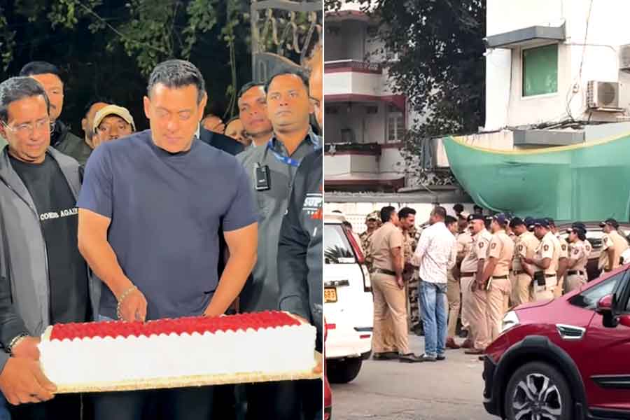 মধ্যরাতে ‘দাবাং’ স্টাইলে কেক কাটলেন ‘সিনিয়র সিটিজেন’ সলমন, গ্যালাক্সিতে কড়া পুলিশি নিরাপত্তা