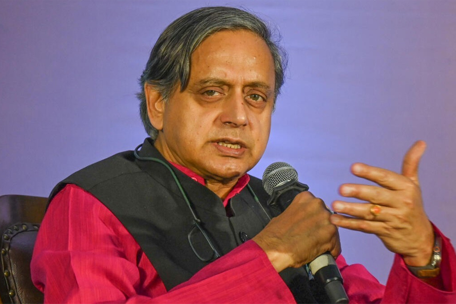 ‘গান্ধীকে মোছা অনৈতিক’, কেরলে কংগ্রেস জিততেই ‘মনরেগা’র নামবদল নিয়ে কেন্দ্রকে তোপ থারুরের