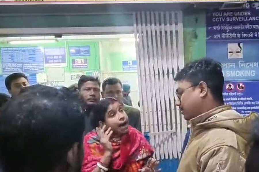রোগিনীকে সপাটে চড় শিলিগুড়ি হাসপাতালে! সাফাইতে কী বললেন চিকিৎসক?