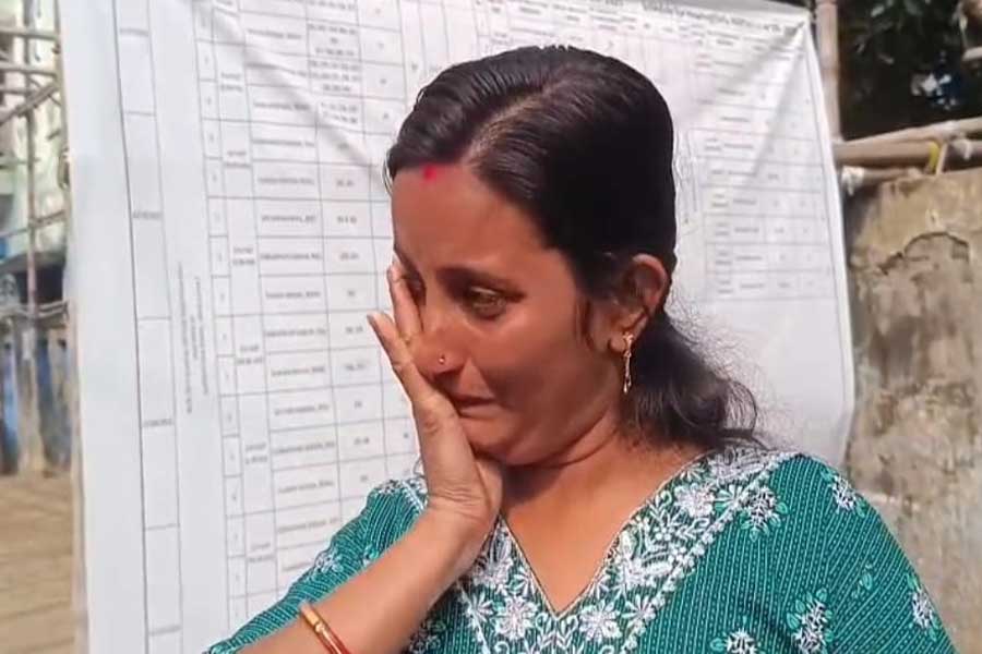 ২০০২-এর তালিকায় নেই মা, জন্মশংসাপত্রে আগের পক্ষের বাবার নাম, SIR হিয়ারিংয়ে কান্না তরুণীর