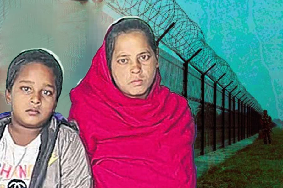 চোখেমুখে এখনও উৎকণ্ঠা! পাশে দাঁড়াতে সোনালি বিবিকে আর্থিক সাহায্য কাজল শেখের