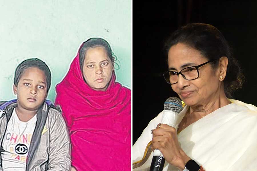 মমতা ও অভিষেককে ধন্যবাদ, সন্তান যেন ভারতেই জন্মায়, আর্জি সোনালির