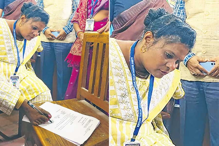 জন্ম থেকেই নেই দুই হাত, মৃত্যু কামনায় জলও পাননি দু’দিন! পা দিয়েই কোর্ট অর্ডারে সই বিচারক পার্বতীর