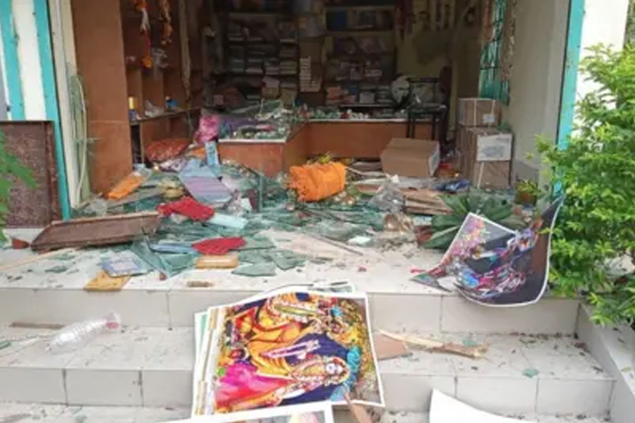 একরাতে চট্টগ্রামের ৪ মন্দিরে মৌলবাদীদের তাণ্ডব! দ্বেষের আগুনে পুড়ছে বাংলাদেশ