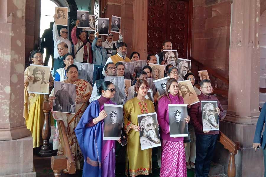 মোদির ‘বঙ্কিমদা’ সম্বোধনে প্রতিবাদ, সংসদের বাইরে মনীষীদের ছবি হাতে বিক্ষোভ তৃণমূলের