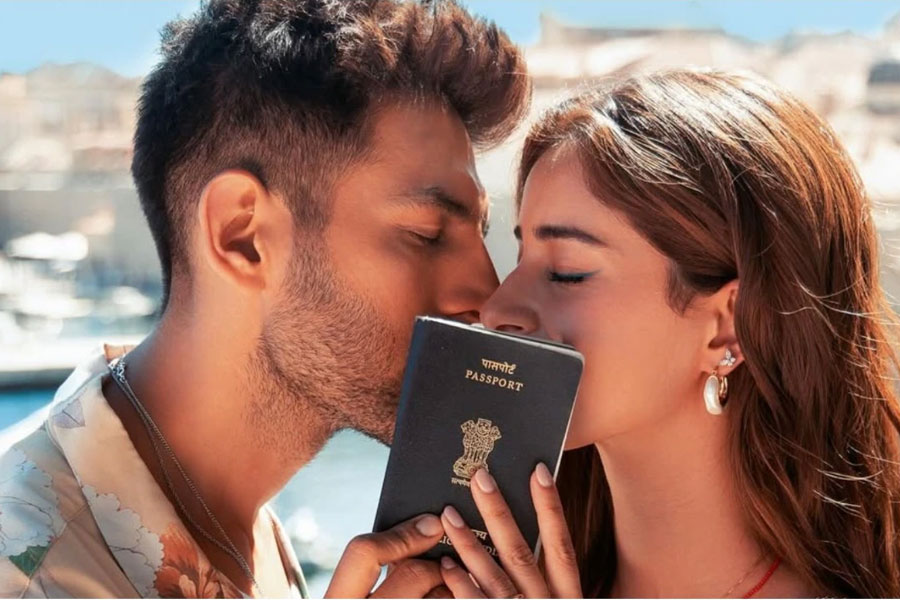 নব্বইয়ের ধাঁচে বর্তমান সময়ের প্রেম, কতটা জমল কার্তিক-অনন্যার ‘তু মেরি ম্যায় তেরা’?