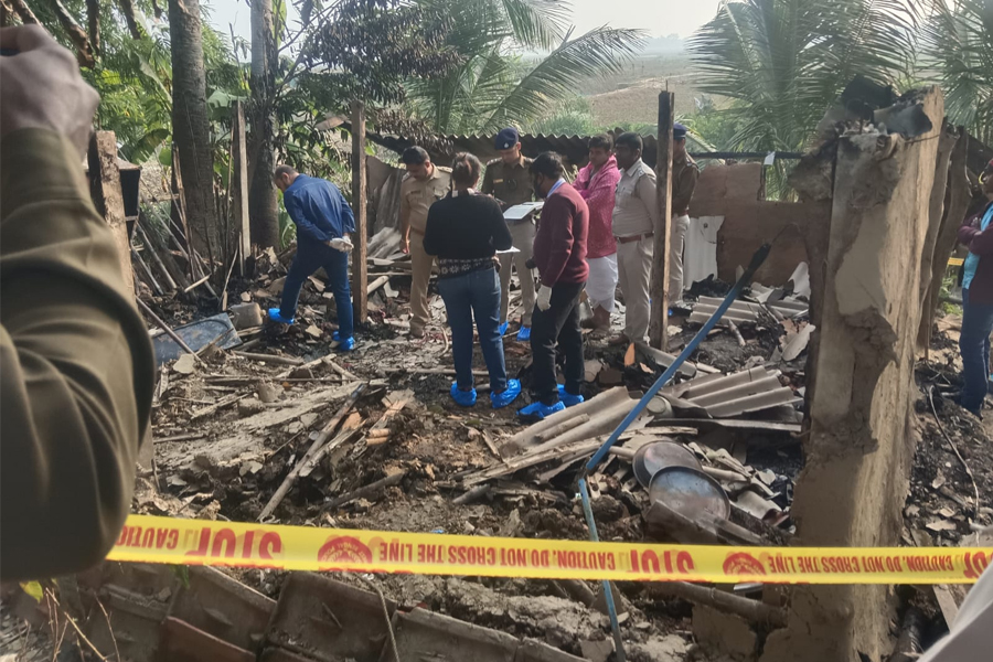 ‘যাদের মুখে হাসি ফোটাতে এই পরিশ্রম করছিলাম…’, উলুবেড়িয়ায় ৪ জনের শেষকৃত্যে হাহাকার একমাত্র ছেলের