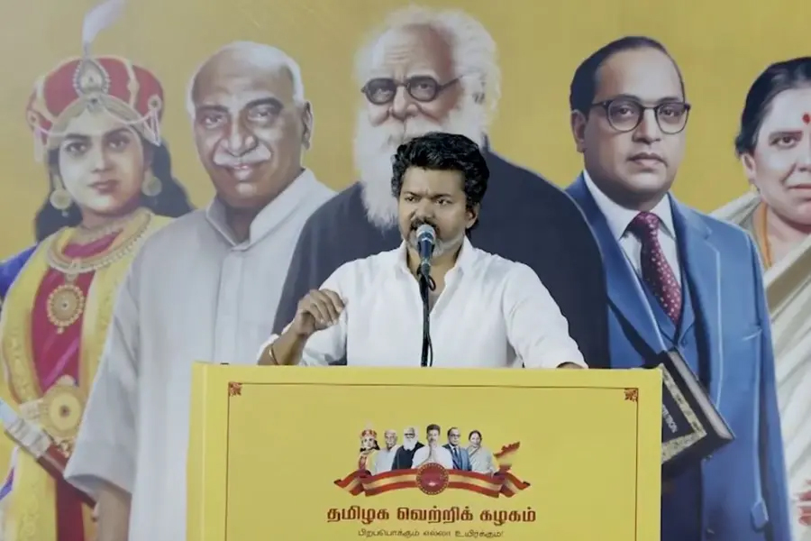 বিজয়ের সভায় বন্দুকবাজের হানা, পদপিষ্ট বিপর্যয়ের পর প্রথম জনসংযোগেই বিপাকে অভিনেতা