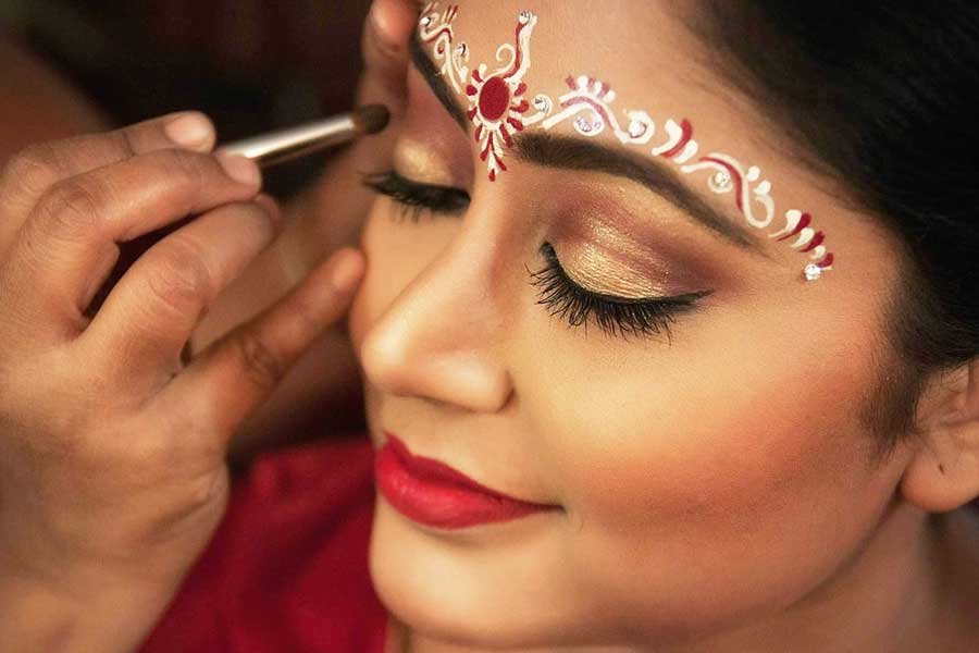 বিয়ের আগে ত্বক-চুলের পরিচর্যার খরচ নিয়ে চিন্তিত? মাত্র ৫ হাজারেই নিজেকে করে তুলুন অনন্যা