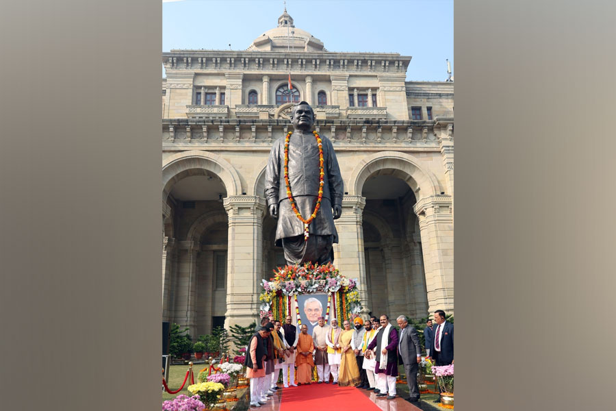অটল শ্রদ্ধায় যোগী! লোক ভবনে ভারতরত্ন বাজপেয়ীর মূর্তিতে মাল্যদান উত্তরপ্রদেশের মুখ্যমন্ত্রীর