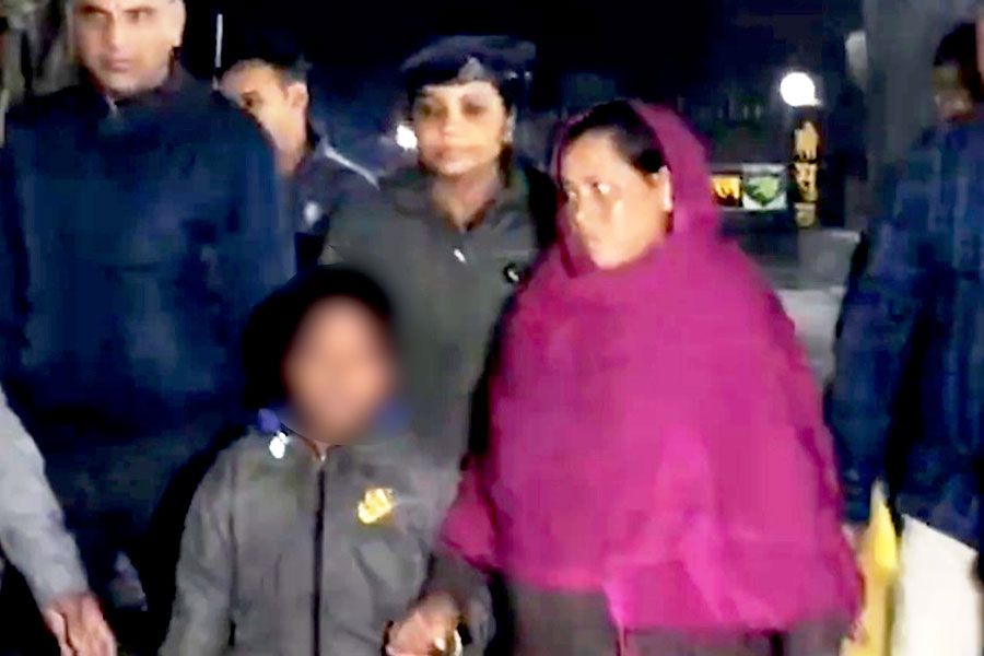 বাংলাদেশে বন্দিদশা কাটিয়ে বাবার হাত ধরে বীরভূমের বাড়িতে সোনালি, আনন্দে চোখে জল স্থানীয়দের