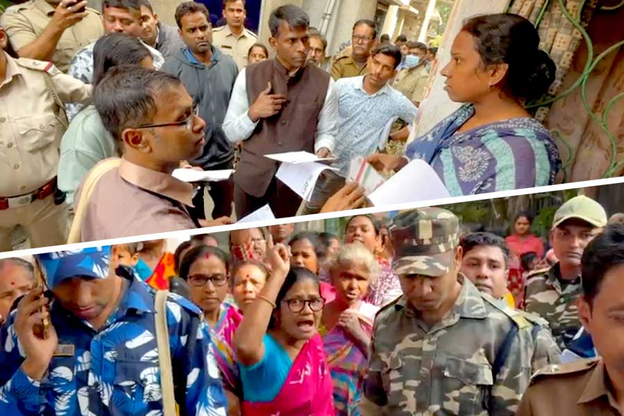 ফলতায় বিশেষ নির্বাচনী পর্যবেক্ষক সি মুরুগানকে ঘিরে বিক্ষোভ স্থানীয় মহিলাদের