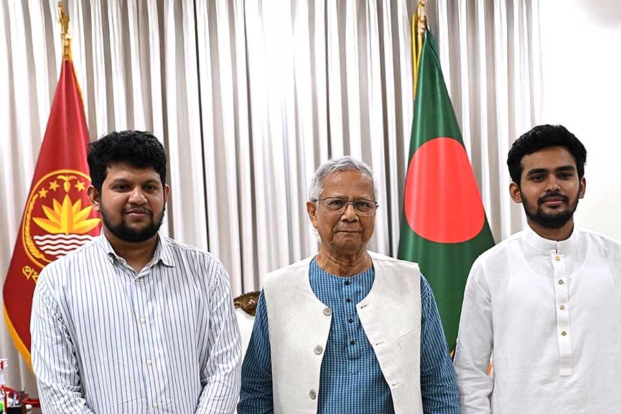 বাংলাদেশে ২ উপদেষ্টার ইস্তফা, ভোটে লড়বেন মাহফুজ, আসিফ